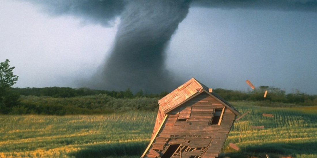 Casa-de-madera-destruida-por-un-tornado-1000x500222